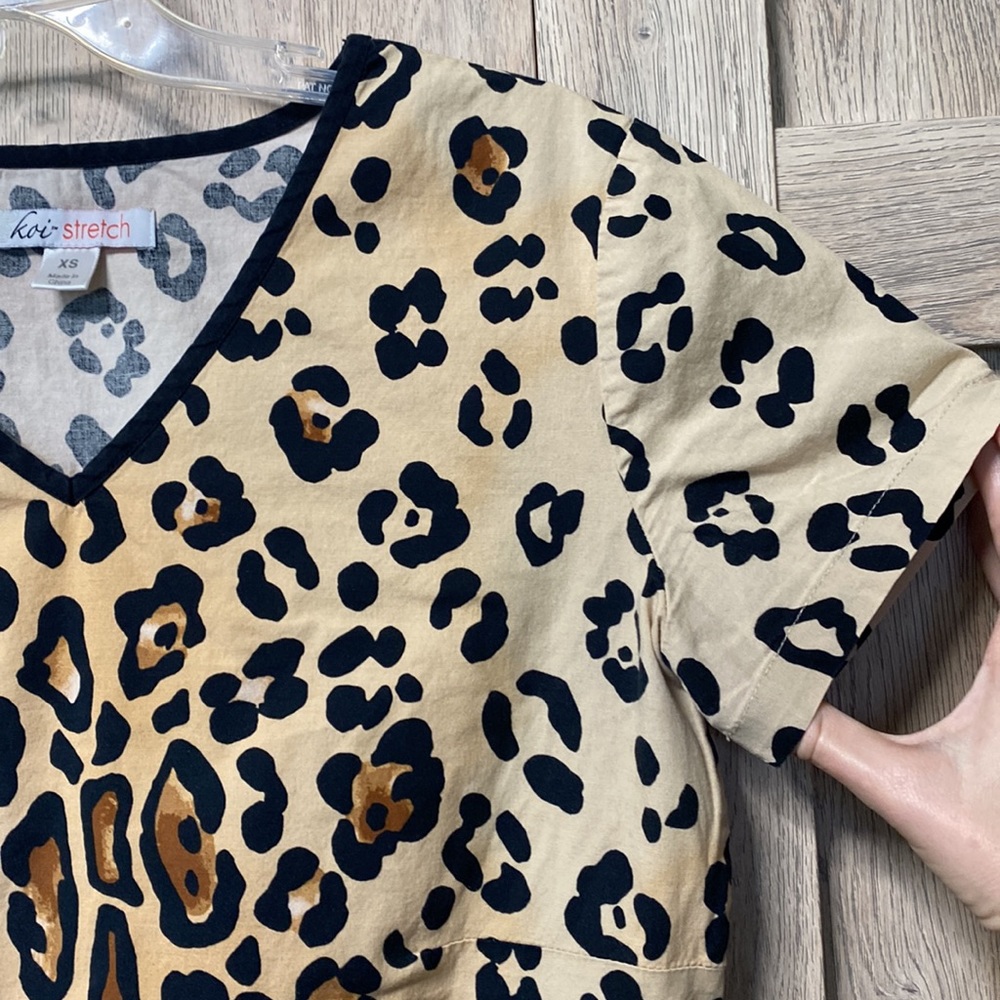 Big Leopard print Scrub top XS, Koi STRETCH brand by Kathy Peterson, Scrub Work - Picture 4 of 12